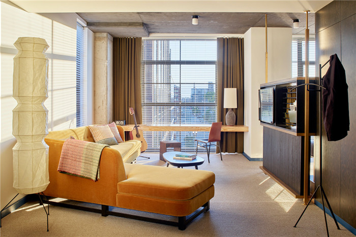時髦工業風精品酒店設計   芝加哥Ace酒店客房休息區設計方案