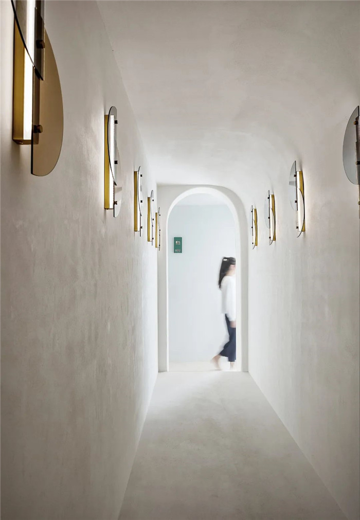 以希臘圣托里尼為主題的蜜悅度假酒店走廊設計方案