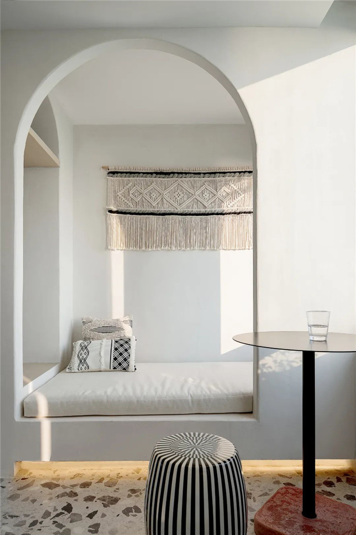 以希臘圣托里尼為主題的蜜悅度假酒店客房臥榻設計方案