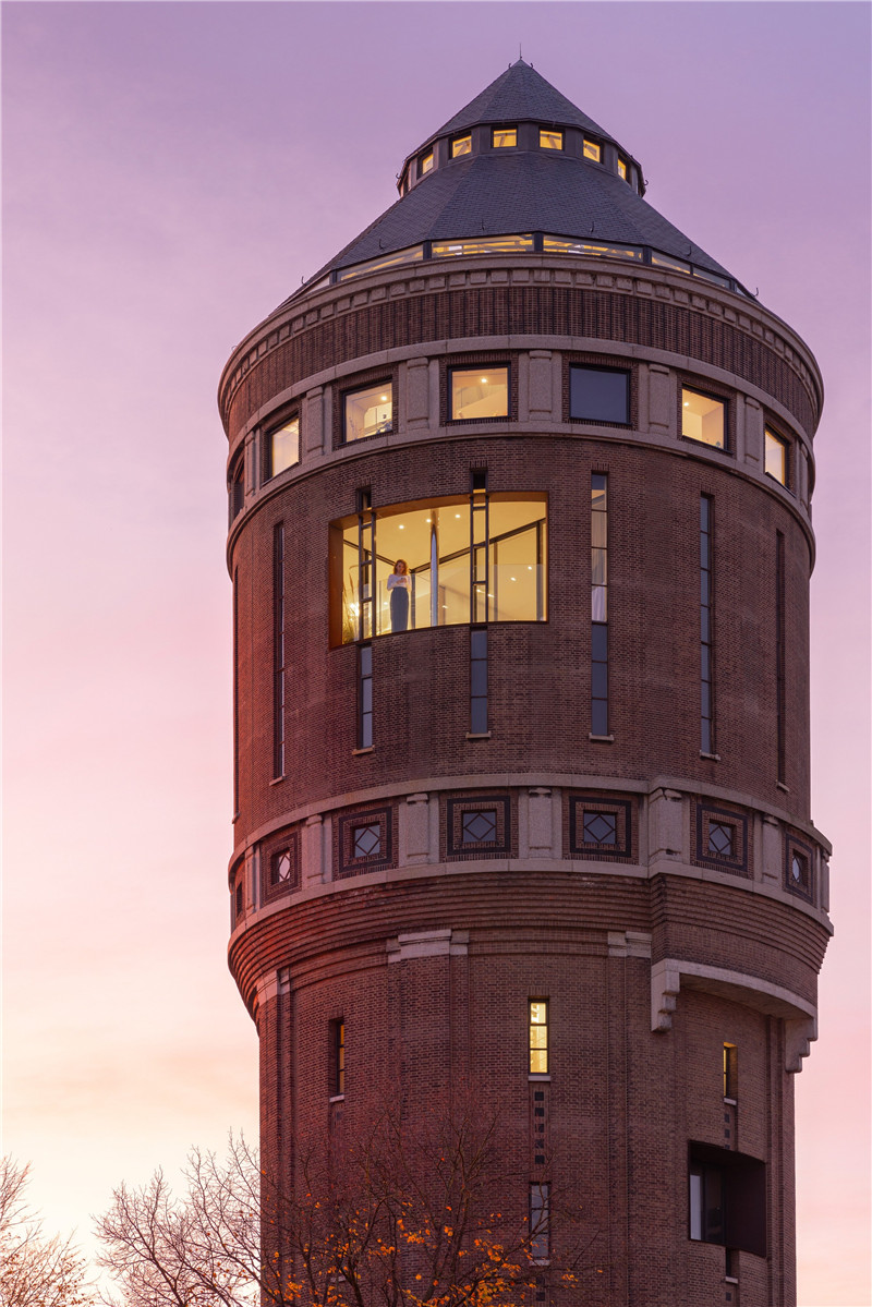 如家一般的荷蘭水塔極簡風精品酒店設計